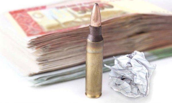 Karachi: Shopkeepers protest against extortion.