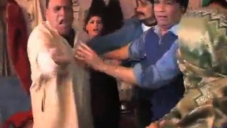 Gujranwala Stage artist Shaukat Rangeela's angry wife beats him