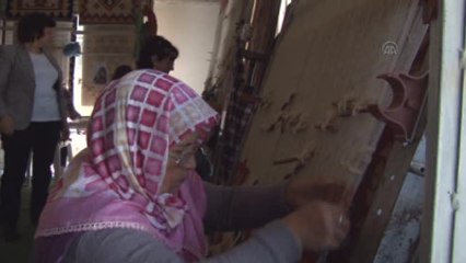 Kadınlar, Kilim Dokumacılığını Yaşatmaya Çalışıyor