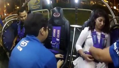 Homem fica apavorado em parque de diversões