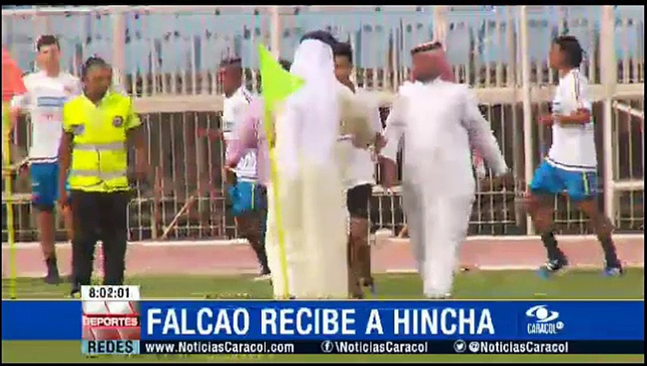 Niño invade entrenamiento y se toma selfie con Falcao Garcia en Bahrein