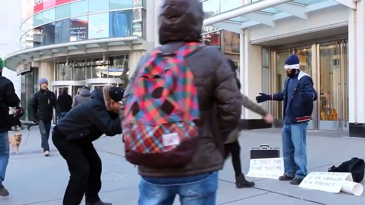 я не террорист обними меня