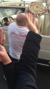 Le pape François se fait « livrer » une pizza dans sa papamobile