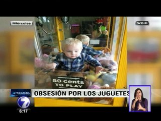 Download Video: Un travieso bebé quedó atrapado dentro de una máquina de peluches