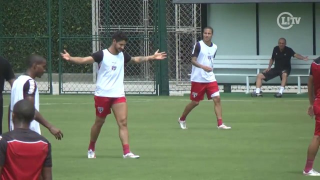 Pato treina, marca dois gols e da mais dois de bandeja