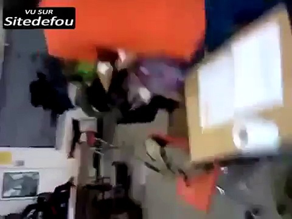 BASTON VIOLENTE EN PLEIN COURS !