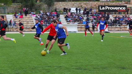 Quand les rugbymen du RCT jouent au... foot !