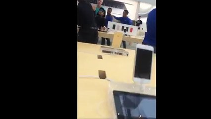 Un garde de sécurité perd son sang froid