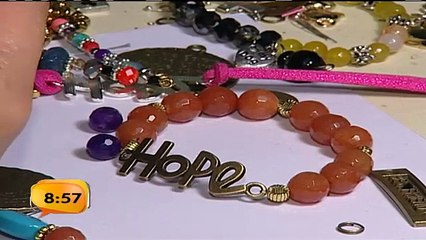 Pulseras con mensajes positivos son tendencia