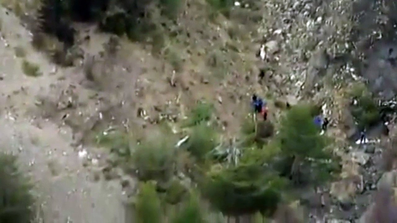 VIDEO - Les premières images des débris de l'A320 GermanWings filmés par un hélicoptère