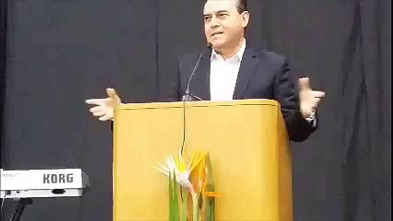 Alcalde le pide a mujeres que vean novelas en vez de noticias