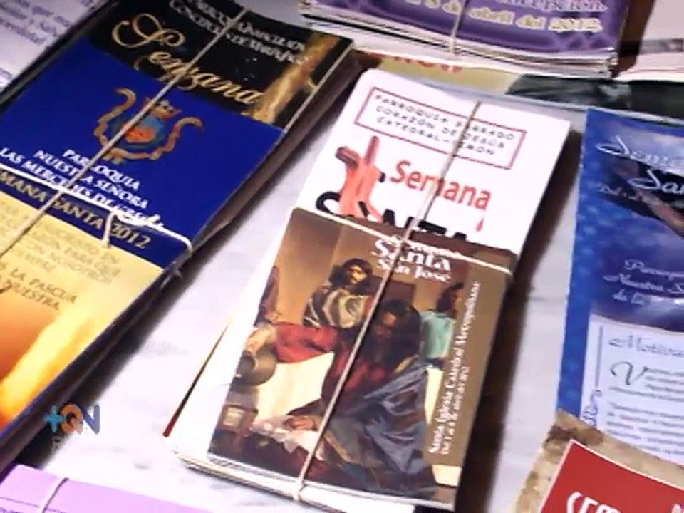 Él vive acompañado de 800 figuras de santos e imágenes religiosas