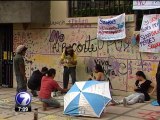 Ottón Solís confronta a jóvenes que rayaron pared en Asamblea Legislativa