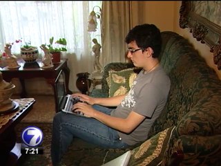 Video: Nunca fue agredido físicamente, pero las burlas marcaron su época escolar