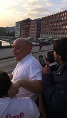 Offrir une pizza au pape François dans sa papamobile