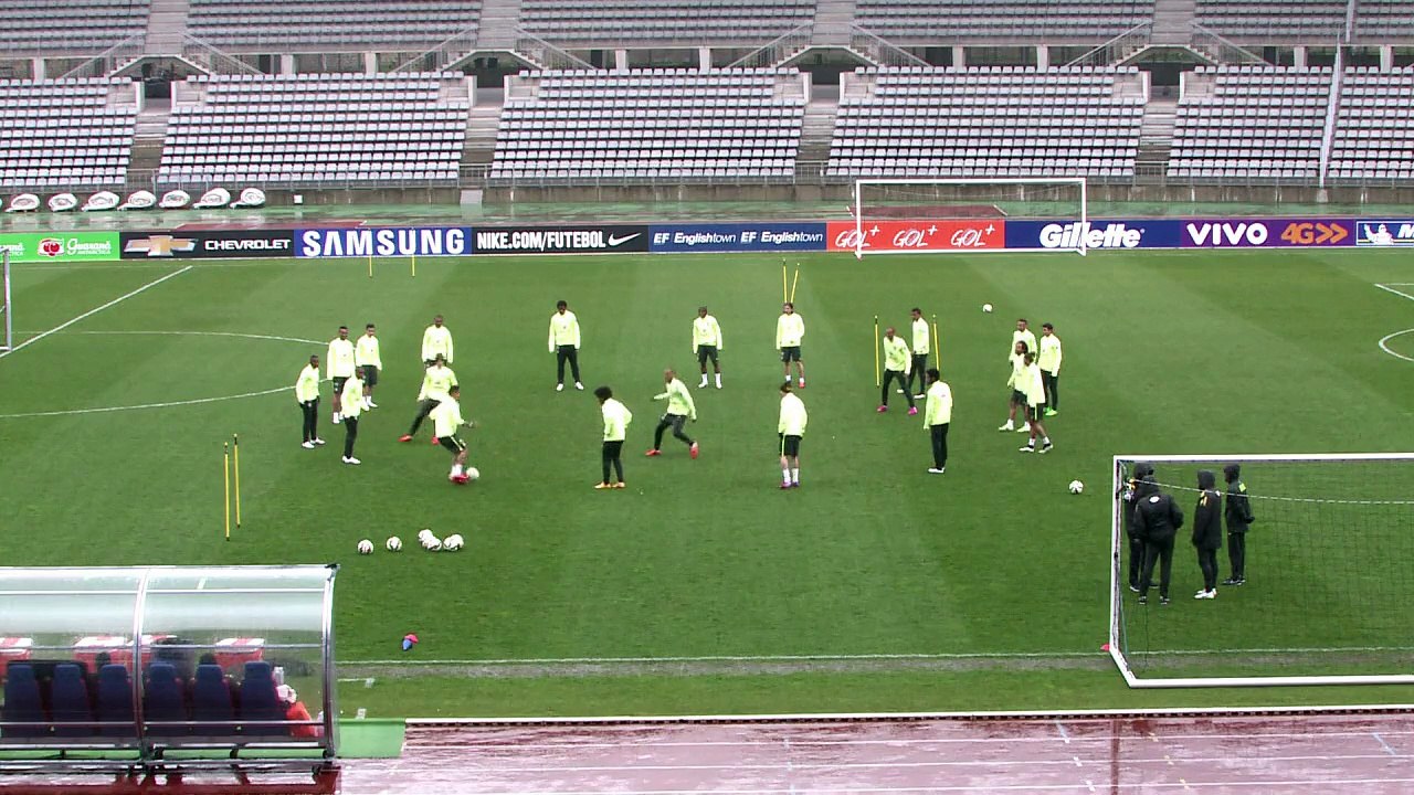 Football: deuxième entraînement au stade Charléty pour le Brésil