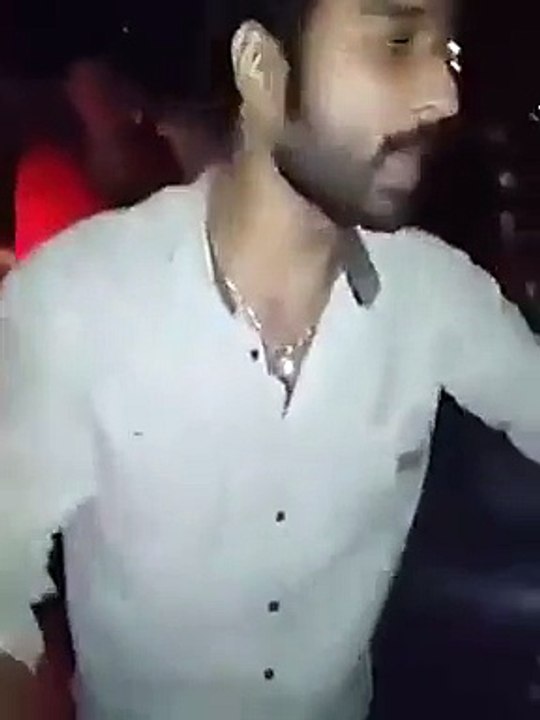 Police Wale Ki Road Par Larki Ke Sath Chair Chaar, Awaam Ne Dhar Liya, Must Watch