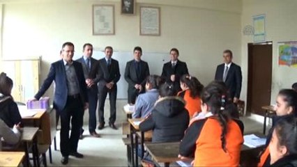 Çukurca Kaymakamı Koç, Öğrencilere Kitap Hediye Etti