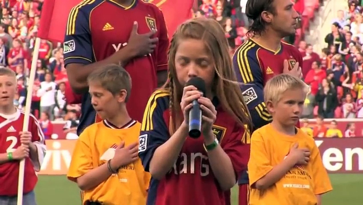 Une fillette bourrée de talent chante l'hymne national américain devant un public debout !