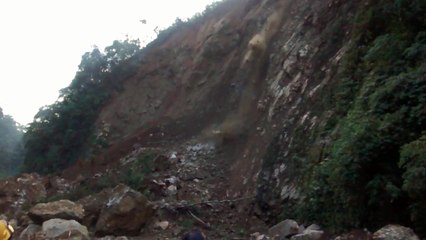 WhatsApp: impactante derrumbe bloquea ruta a Huánuco (VIDEO)