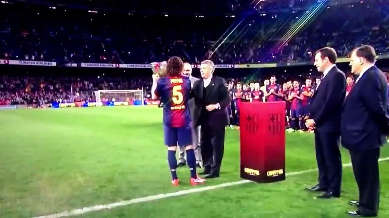 The awkward moment when Alex Song thought Puyol was handing him the trophy...
