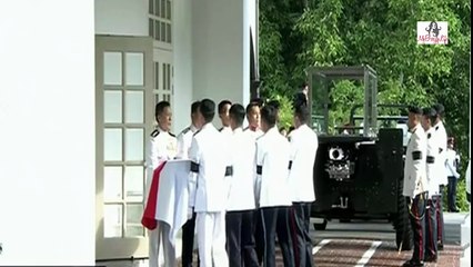 Singapore founder Lee lies in state