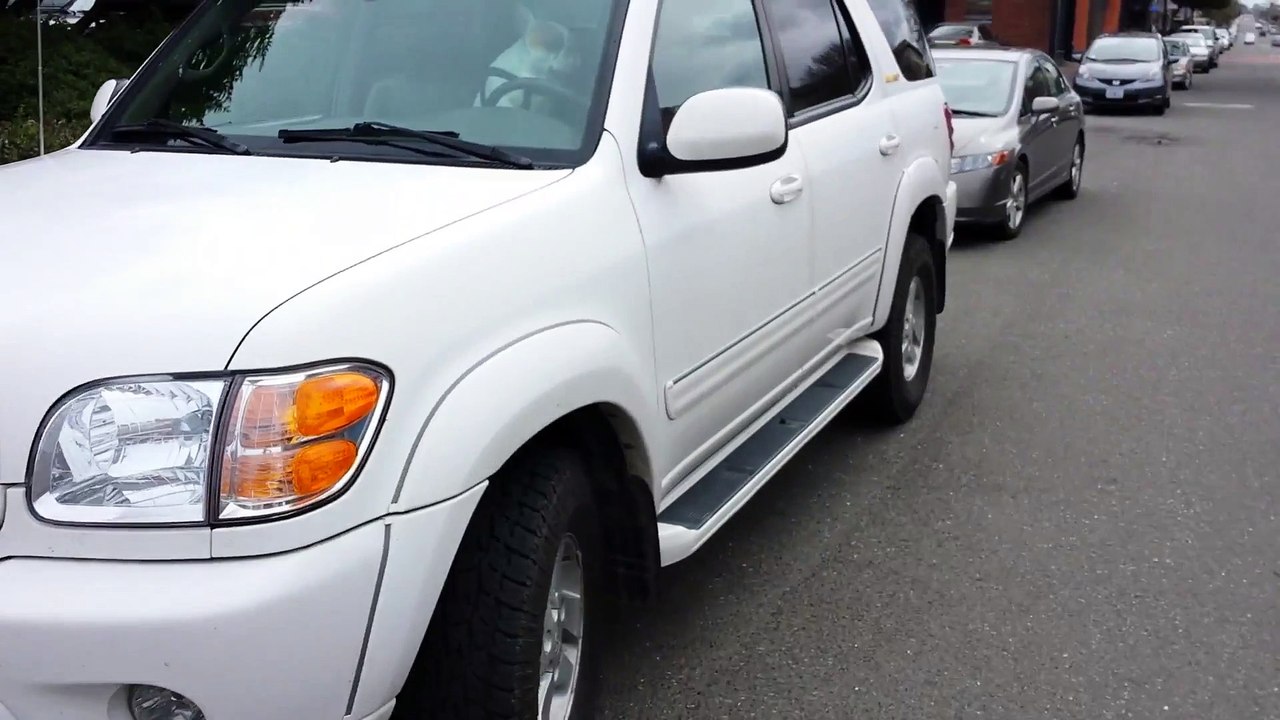 Un chien klaxonne dans un 4x4 parce que "oh les gars, j'ai pas que ça à faire!"