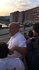 Le pape François se fait livrer une pizza dans sa papamobile!