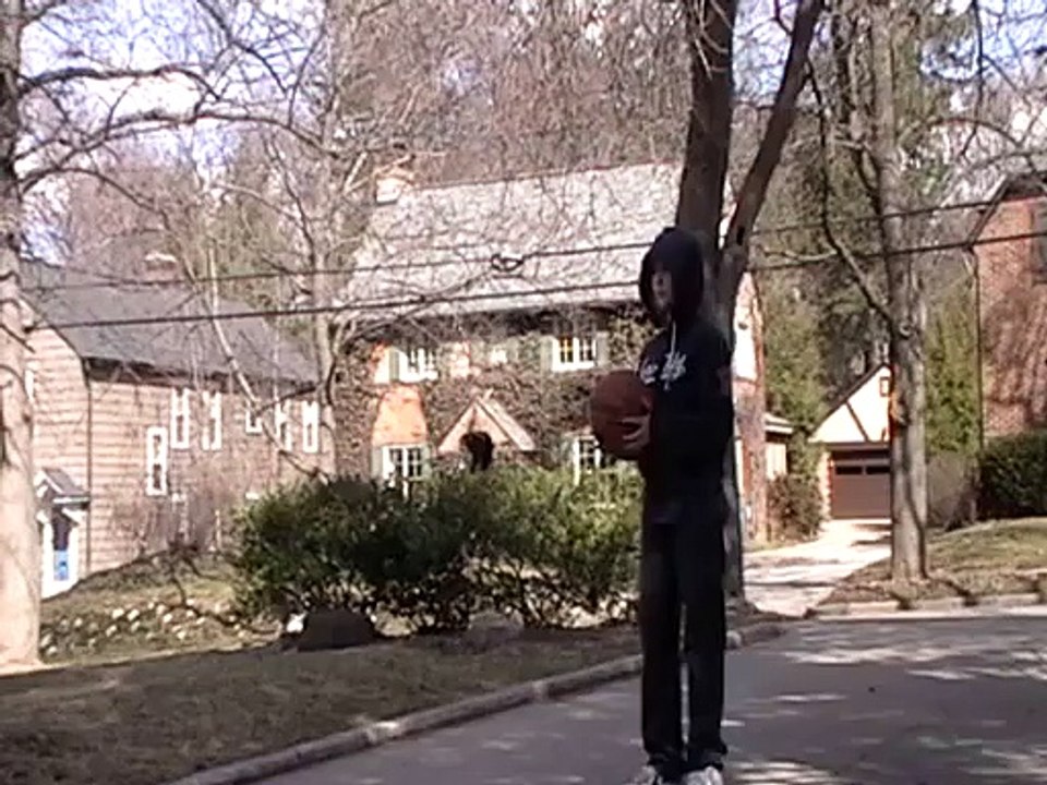 Des trick shots en Basket-ball complètement....