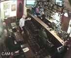 Une chope de bière explose dans un pub