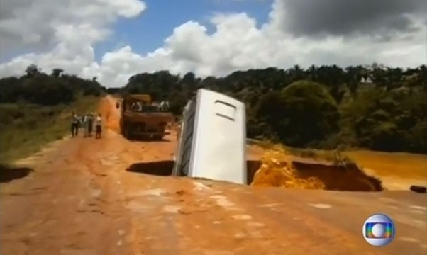 Un bus englouti par un trou au Brésil