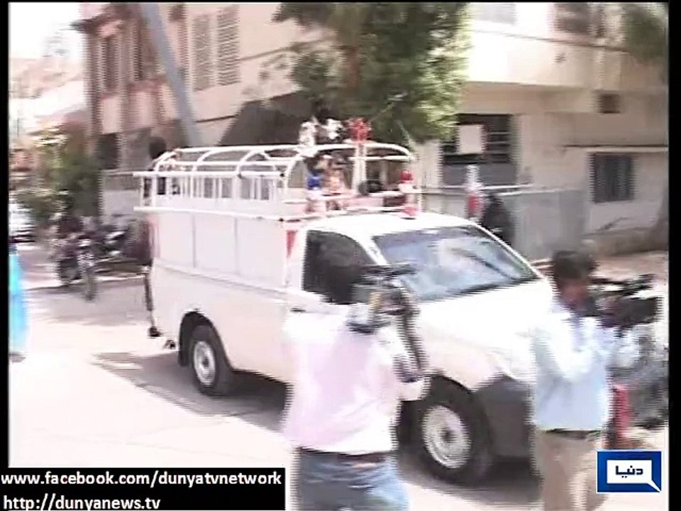 Dunya News - Karachi: Rangers remove barriers in front of Musharraf's residence