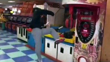 Incroyable coup de pied Ninja sur une machine de boxe