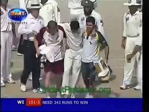 Umar Gul breaks Sarwan foot with a deadly yorker