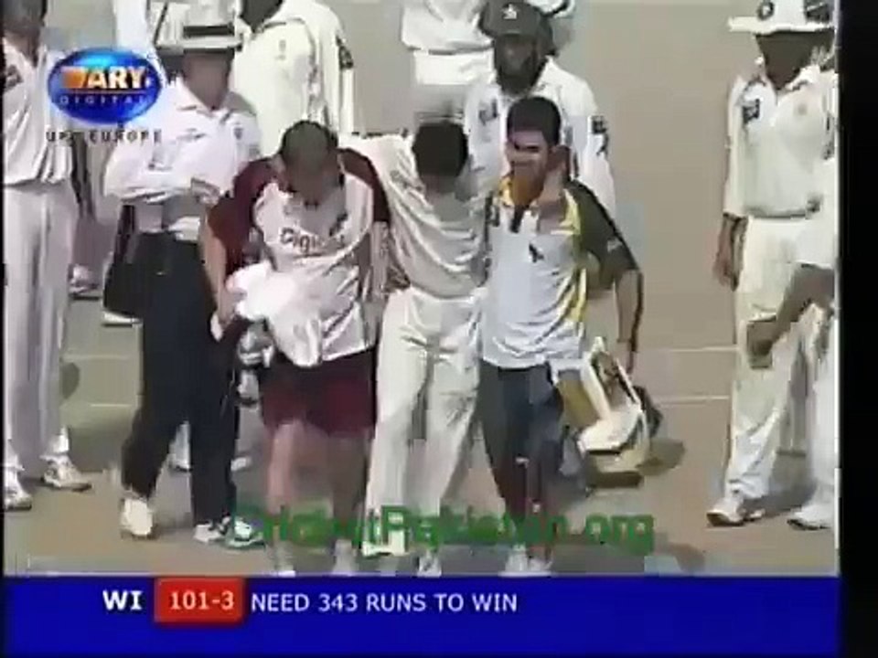 Umar Gul breaks Sarwan foot with a deadly  yorker