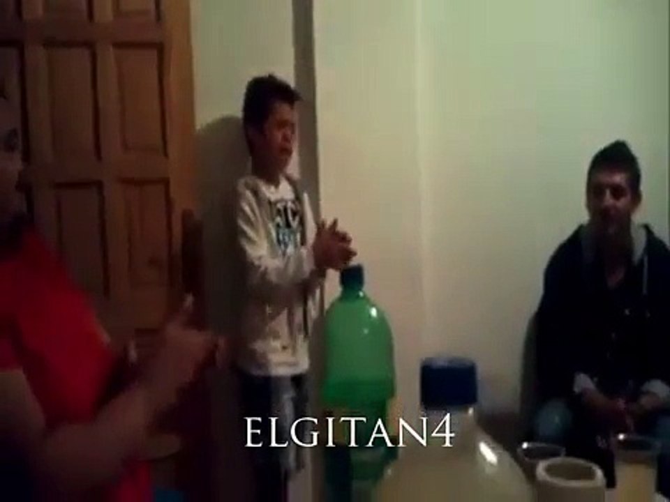 Kiriki Vargas cantandose unas letritas