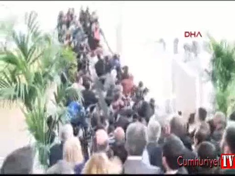 İzmir Fuarı'nda vekillerin yürüyen merdiven kazası