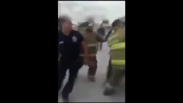 İtfaiyeciler Yangını Söndürmeye Geldiler Ama Birbirlerine Girdiler