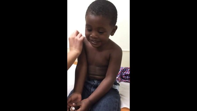 Un enfant courageux se fait vacciner