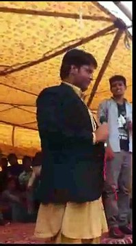 hahaha...funny mimicry of politicians of pakistan by a fat boy...