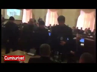 Hükümet toplantısında bakana kelepçe vurdular