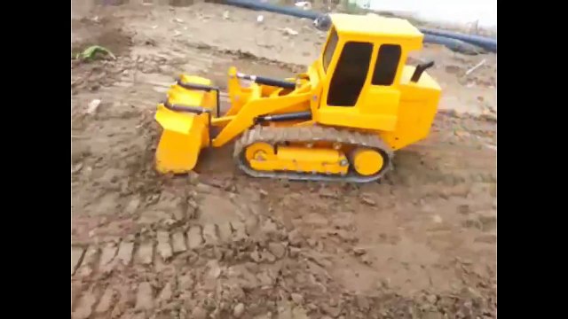 BIG RC BULL DOZER FROM http___ grumalu.com_