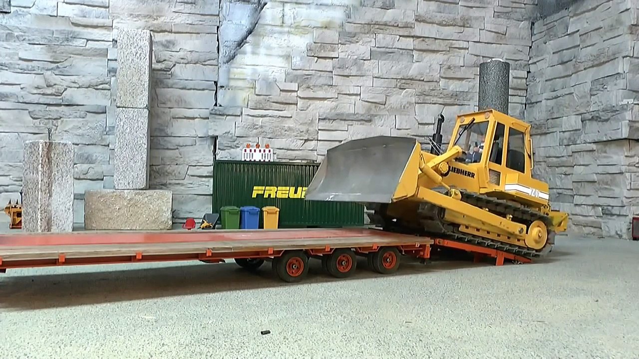 RC BULL DOZER LIEBHERR 741 AT WORK ON THE CONSTRUCTION SITE