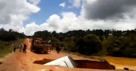 YouTube: Autobús fue 'tragado por la tierra' en Brasil