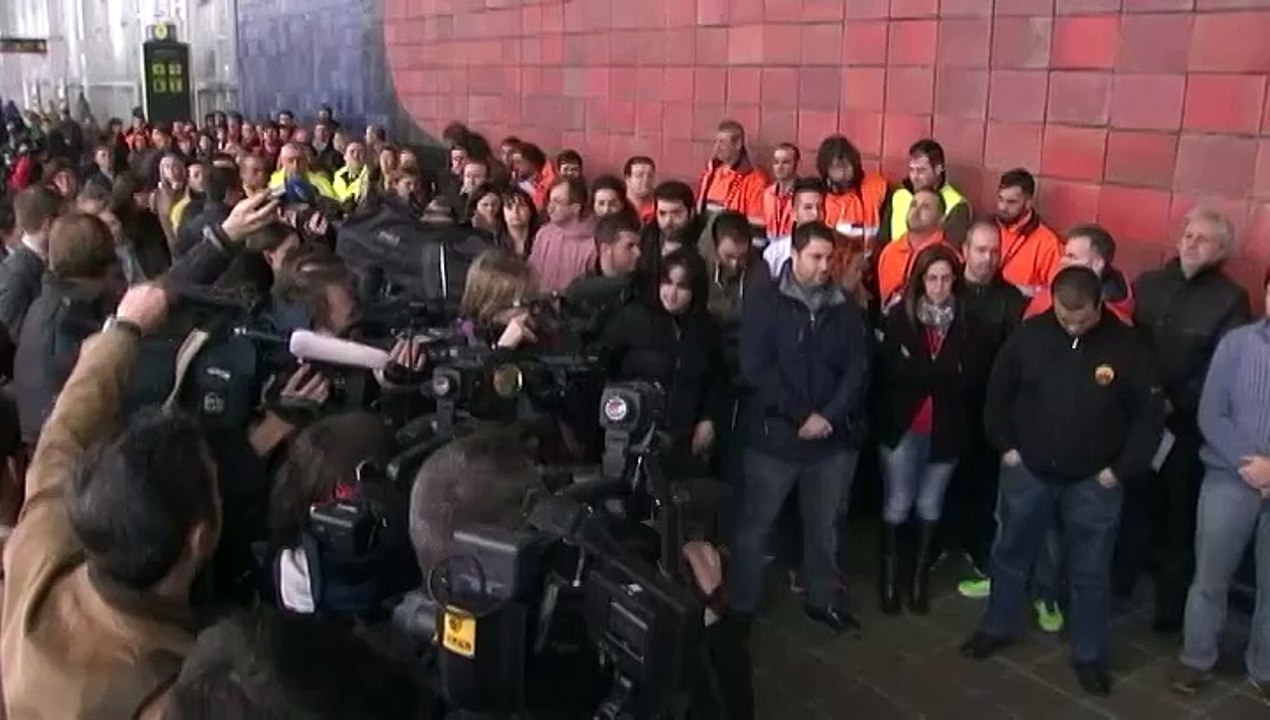 Crash dans les Alpes : couronnes de fleurs et minute de silence à Barcelone