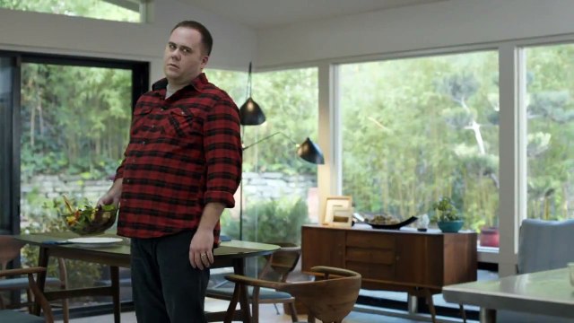 Un homme et une femme obèses dansent sur Time of my Life