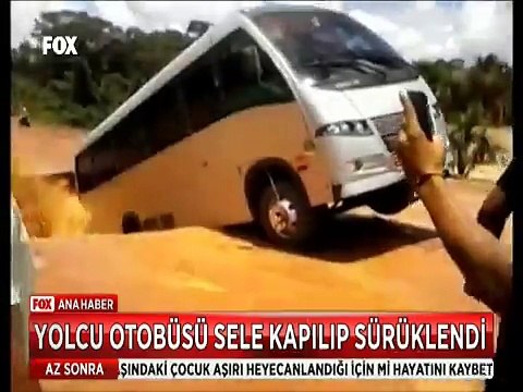 Yarılan yoldaki çukura düşen yolcu otobüsü sele kapılarak böyle sürüklendi