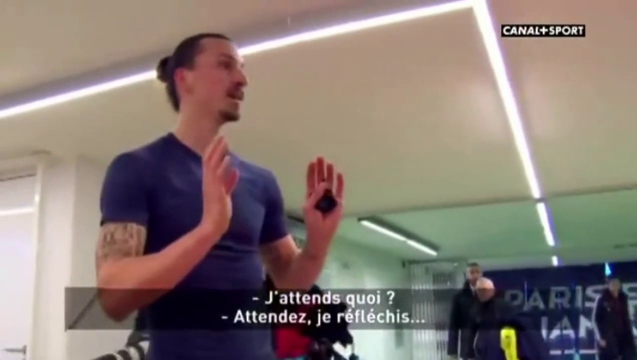Quand Zlatan Ibrahimovic se moque de Tony Chapron qui ne veut pas lui donner le ballon après son triplé (PSG-Lorient)