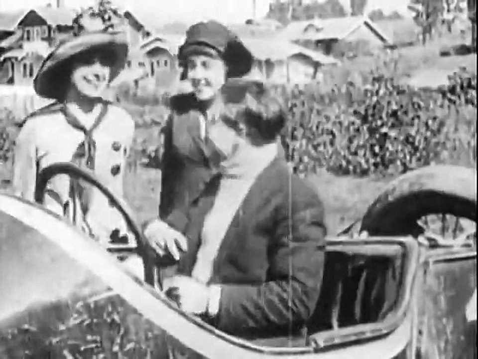 Charlie Chaplin - Mabel At The Wheel (1914)