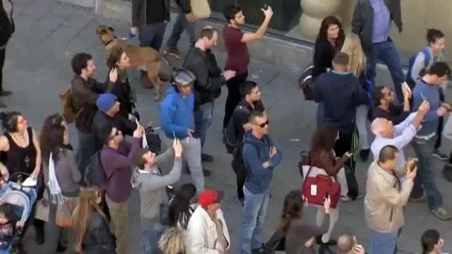 Cet homme suspendu dans le vide, ameute des dizaines de passants. Comment fait-il ?